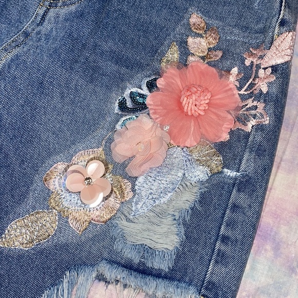 Shein • Floral Appliqué Distressed Denim Skirt - Picture 4 of 12
